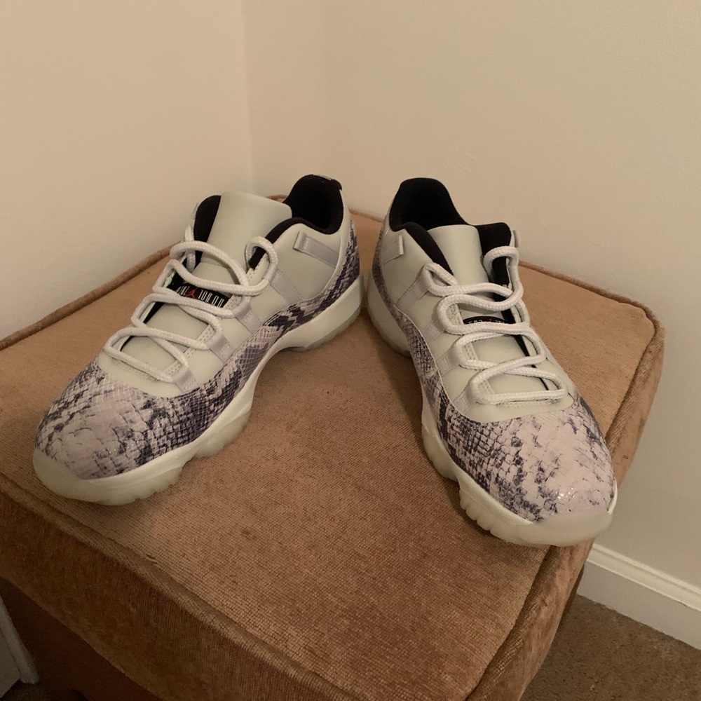 Jordan XI Light Bone